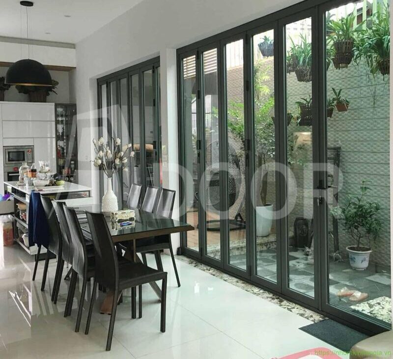 Mẫu cửa 6 cánh phù với với không gian rộng thoáng lấy ánh sáng tốt như ban công.