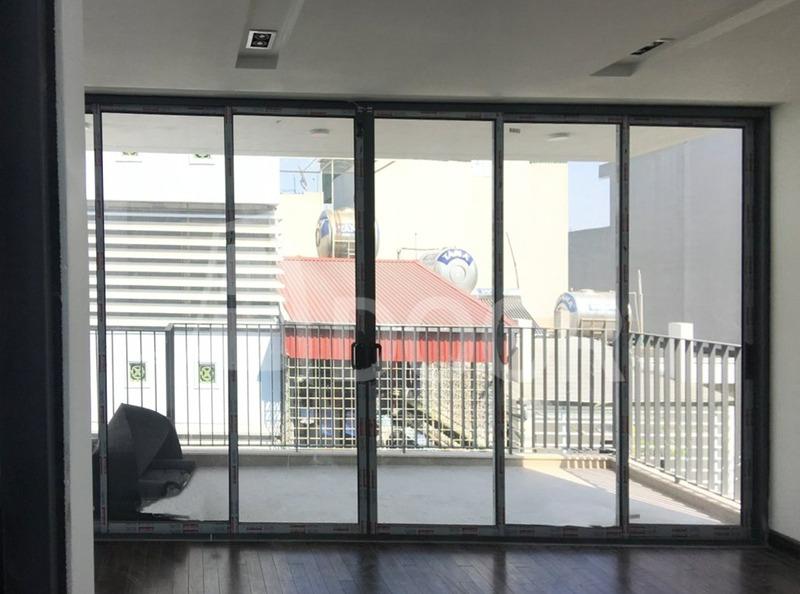 Mẫu cửa 6 cánh phù với với không gian rộng thoáng lấy ánh sáng tốt như ban công.