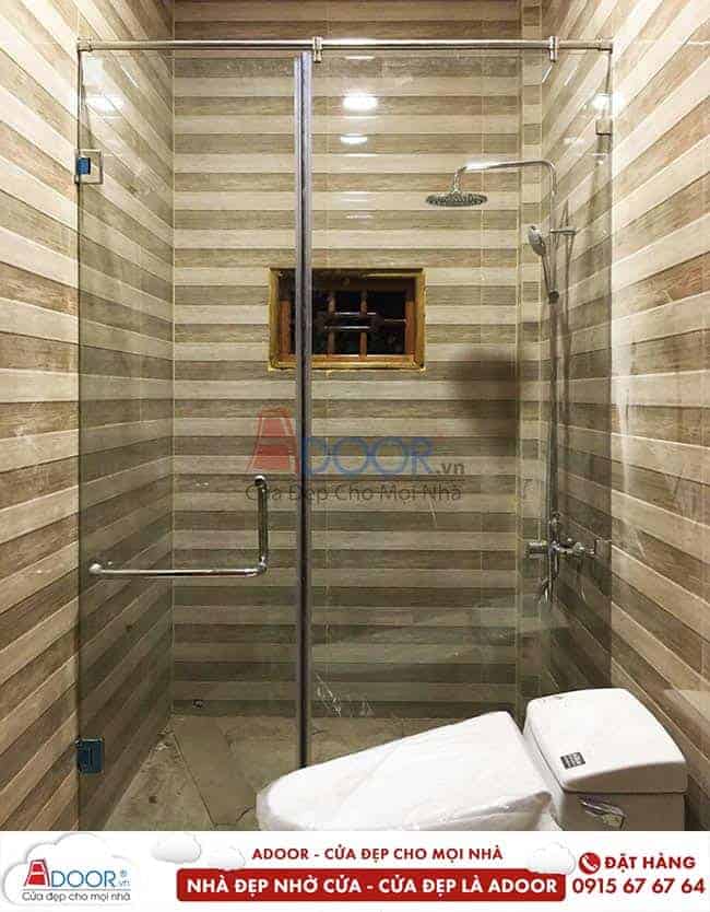Cửa kính cường lực mở quay 1 cánh kết hợp vách ngăn kính, dùng ngăn phòng Cửa kính cường lực đẹp