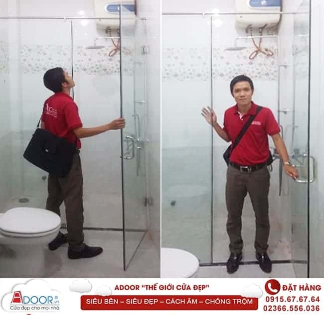 Nhân viên adoor kiếm tra tiến độ dự án Cửa kính cường lực đẹp
