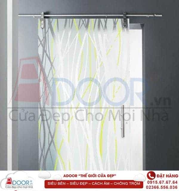 Mẫu cửa kính đẹp được trang trí thêm các hoa văn đẹp mắt Cửa kính cường lực lùa