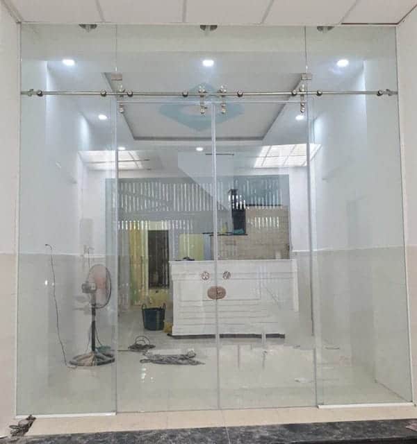 Cửa kính cường lực lùa cho phòng khách hiện đại