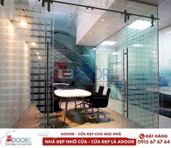 Cửa kính cường lực lùa 2 cánh tiện lợi cho văn phòng làm việc