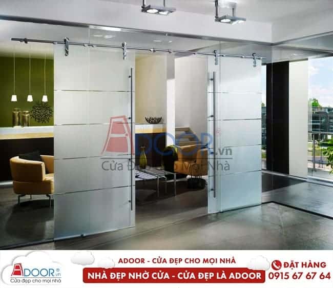 Mẫu cửa kính cường lực lùa mở treo 2 cánh cho phòng khách