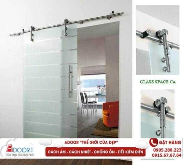 Mẫu cửa kính cường lực mở trượt cánh dán thêm lớp dán mờ để tạo sự kín đáo
