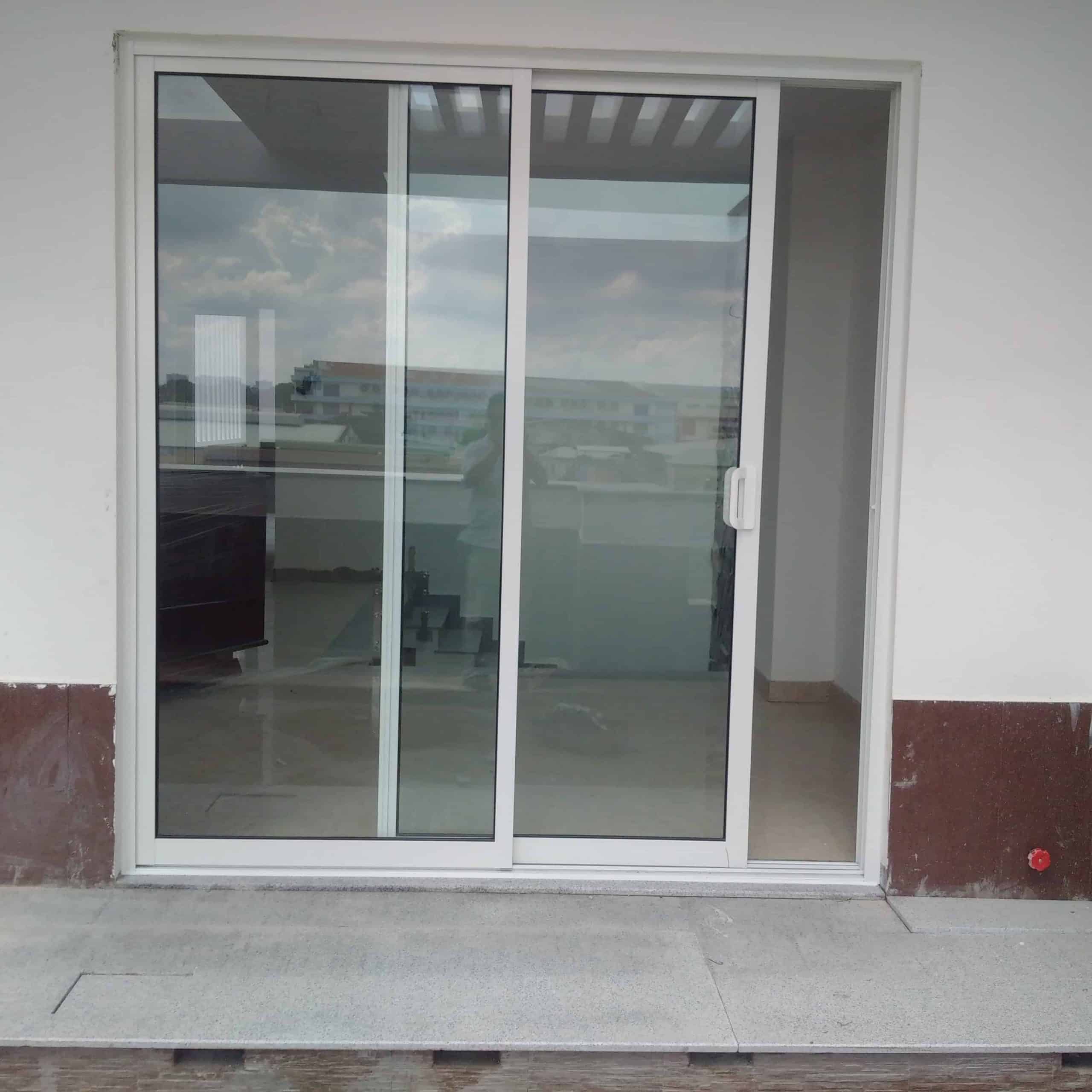 Bánh xe và khe rãnh Adoor thiết kế rất tỉ mỉ và khít với nhau Cửa lùa nhôm