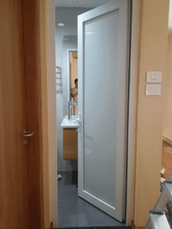 Cửa nhôm kính nhà vệ sinh màu trắng mặt kính mờ