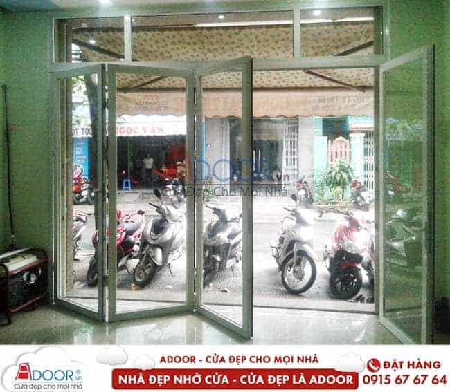 Cửa đi nhôm trượt gấp 4 cánh mặt tiền nhà phố Mẫu cửa lùa nhôm