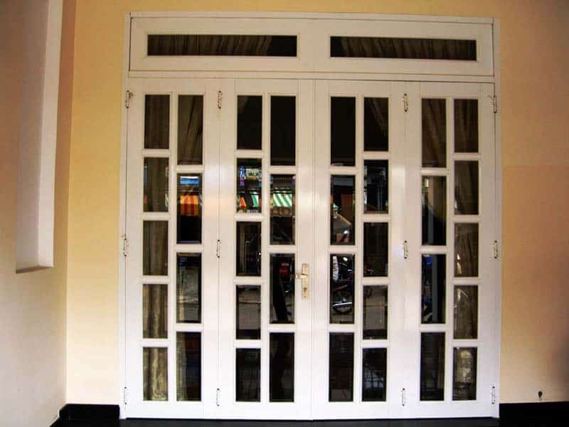 Cửa đi nhôm 4 cánh có khung trắng Mẫu cửa nhôm đẹp