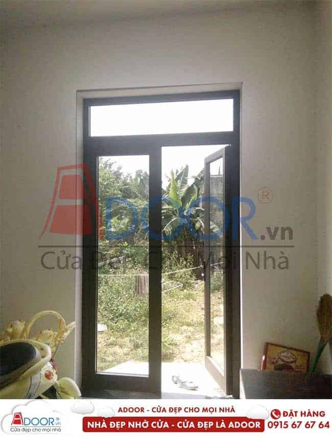 Mẫu cửa đi bên hông hoặc cửa chính có diện tích hẹp Mẫu cửa nhôm đẹp
