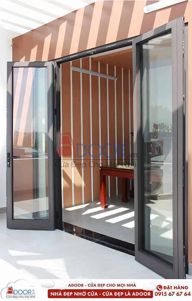 Cửa đi nhôm kính mở quay Mẫu cửa nhôm đẹp