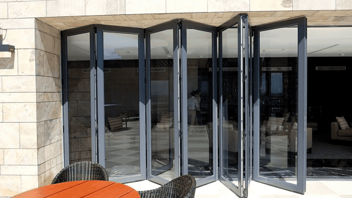 vách kính xếp trượt