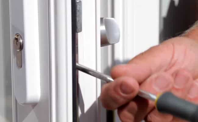 Lưu ý khi lắp khóa cửa nhựa lõi thép cách lắp khóa cửa nhựa lõi thép