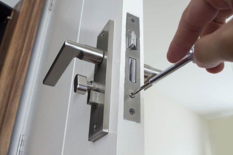 Đục lỗ khóa và bắt vít lõi thép Đục lỗ khóa và bắt vít lõi thép