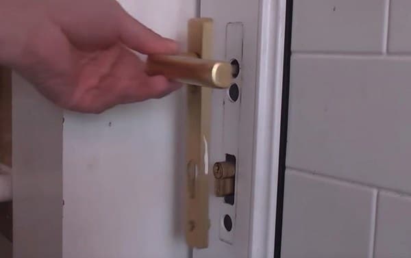 Tay nắm và tay gạt đàn hồi bị vô hiệu hóa cách lắp khóa cửa nhựa lõi thép