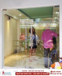 Mẫu cửa kính cường lực bản lề sàn 2 cánh mang vẻ đẹp hiện đại