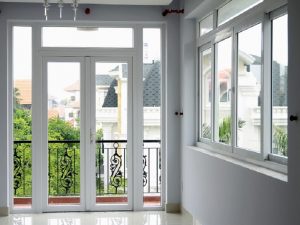 Mẫu cửa nhựa lõi thép kết hợp vách ngăn dính phía trên