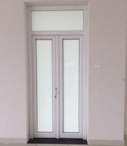 Mẫu cửa nhựa lõi thép 2 cánh mở quay kết hợp kính trắng đục