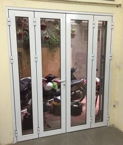 Cửa đi mở quay nhựa lõi thép 2 cánh chết và 2 cánh chính Adoor cửa chính
