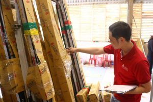Nhân viên kiểm tra sản phẩm trước khi giao hàng