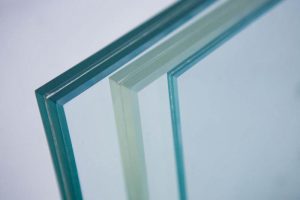 kính phun cát là kính cường lực và được phun một lớp cát mỏng lên bề mặt