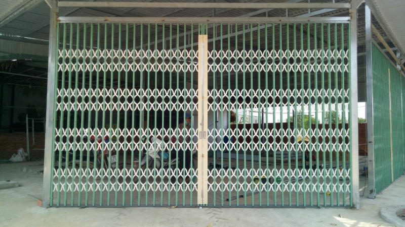 Cửa sắt kéo không lá là một lớp cửa bảo vệ bên ngoài được làm từ khung sắt mà không bị bịt kín