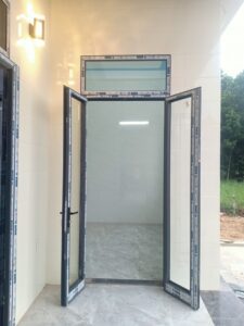 Tính an toàn là yếu tố quan trọng được nhiều gia đình quan tâm khi lựa chọn cửa nhôm Xingfa 1 cánh