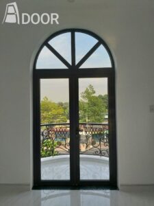 Cửa đi nhôm 2 cánh mở quay cho nhà hàng tại Thủ Dầu Một Câu tạo thanh nhôm được phủ lớp sơn tĩnh điện nên chống được oxi hoá trong mọi điều kiện thời tiết.