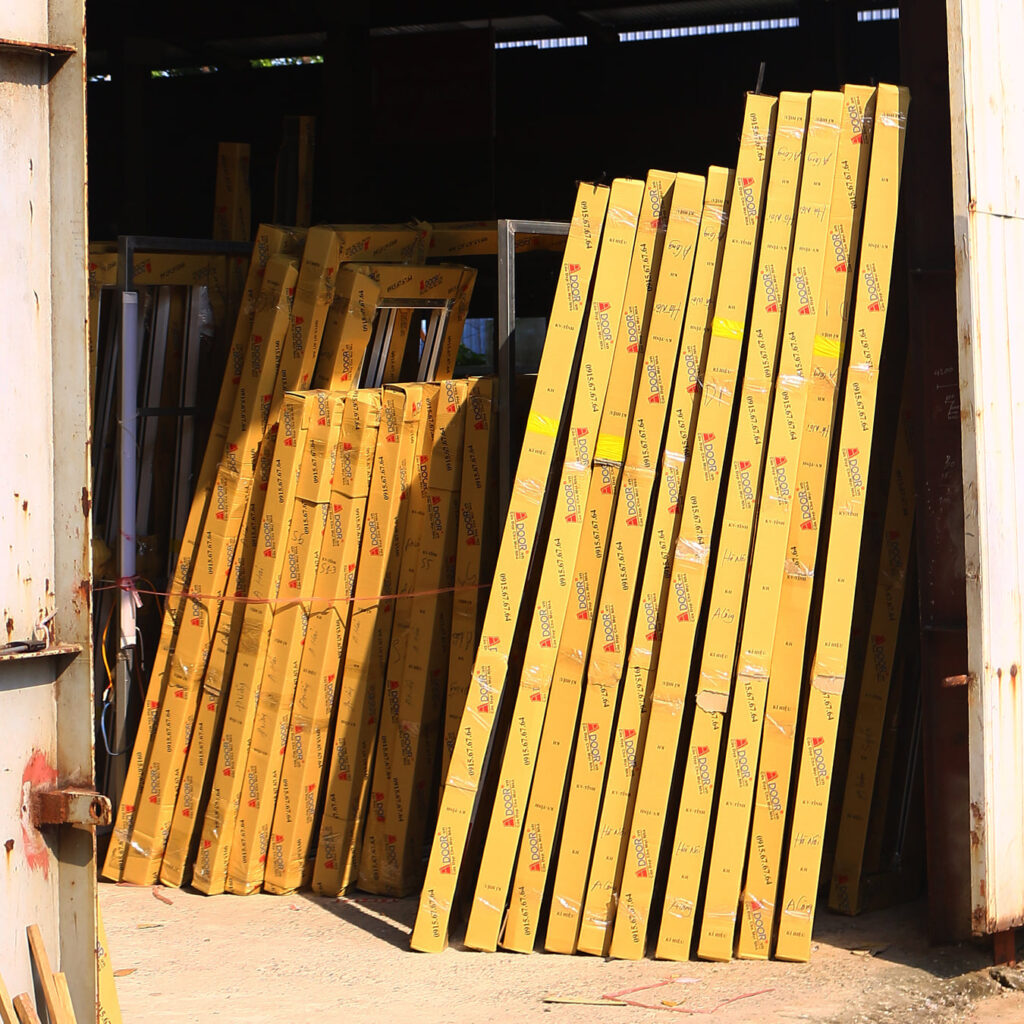 Vật liệu tại xưởng sản xuất Adoor