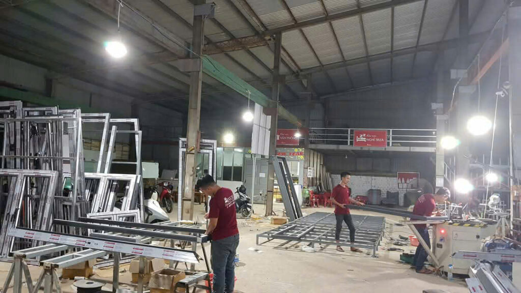 Nhân viên làm việc tại xưởng của Adoor