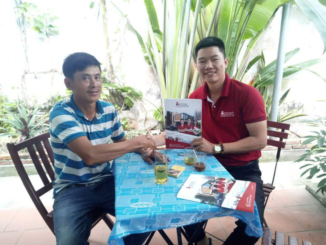 Nhân viên tư vấn chuyên nghiệp tại Adoor