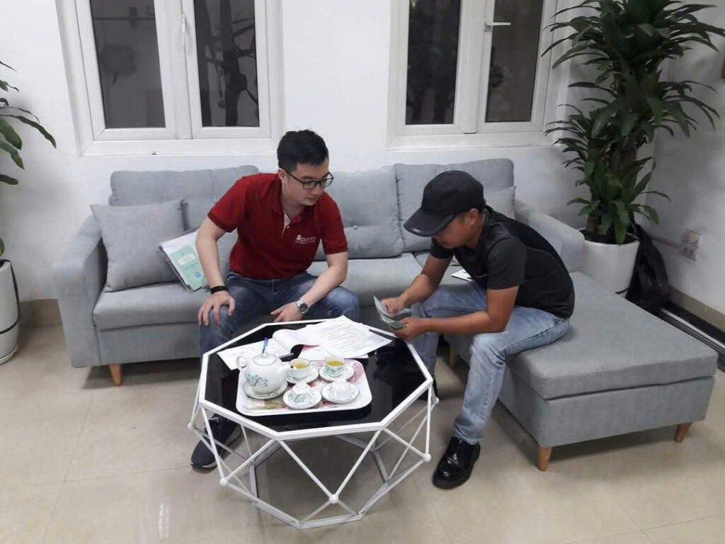 Nhân viên tư vấn khách hàng tận tâm tại Adoor