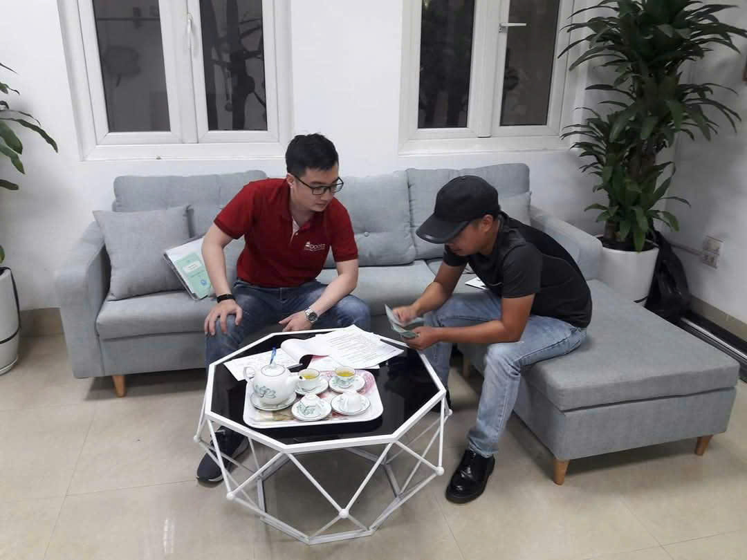 Nhân viên tư vấn khách hàng tận tâm tại Adoor