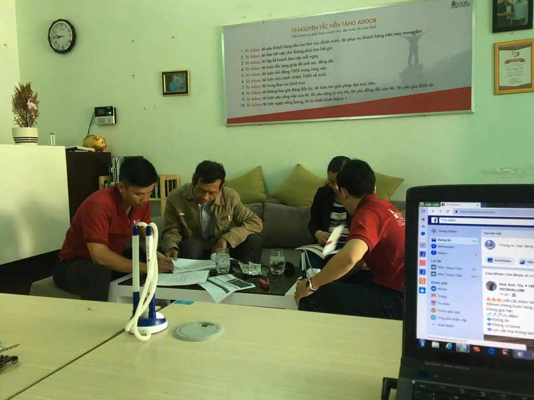 Đội ngũ nhân viên tận tâm với khách hàng tại Adoor