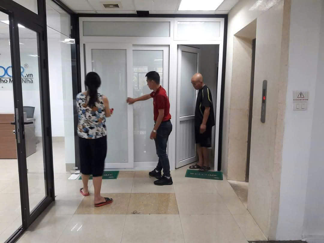 Nhân viên tư vấn giới thiệu cửa nhựa lõi thép Adoor