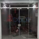 Mẫu cửa kính cường lực Adoor lùa 2 cánh kết hợp vách kính và thanh ray