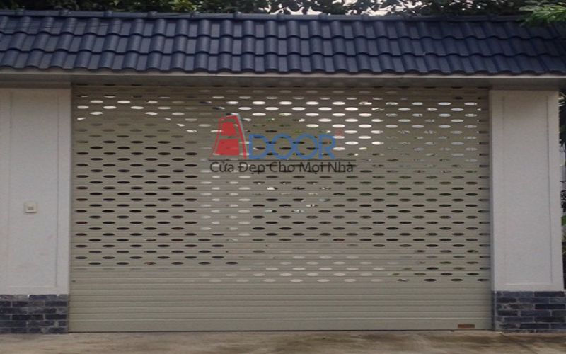 Cửa cuốn khe thoáng thể hiện khả năng lấy sáng và thông gió