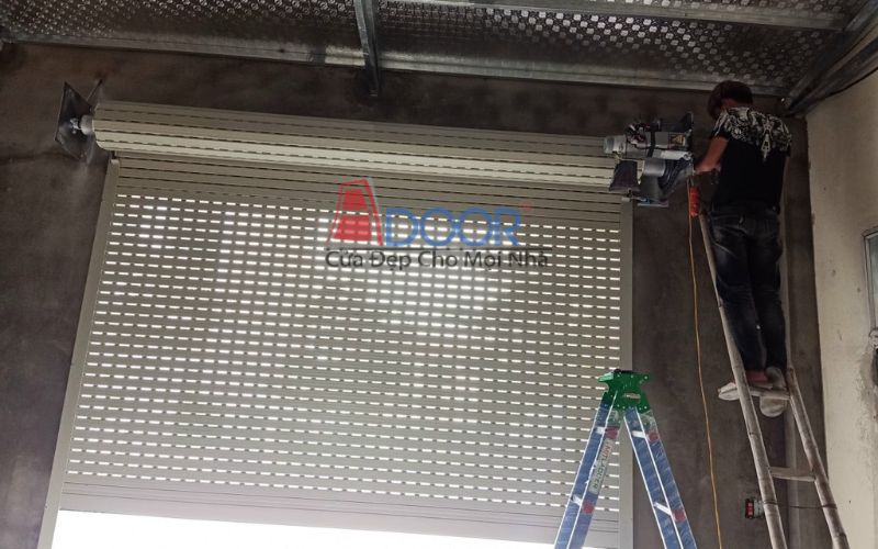 Cửa khe thoáng Adoor màu vàng ánh kim tạo không gian thoáng