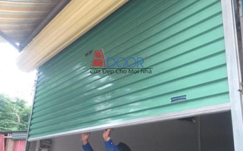 Cửa cuốn tôn mạ màu xanh theo yêu cầu của khách hàng
