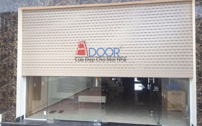 Cửa cuốn tự động Adoor tại biệt thự Quận 1, tích hợp điều khiển