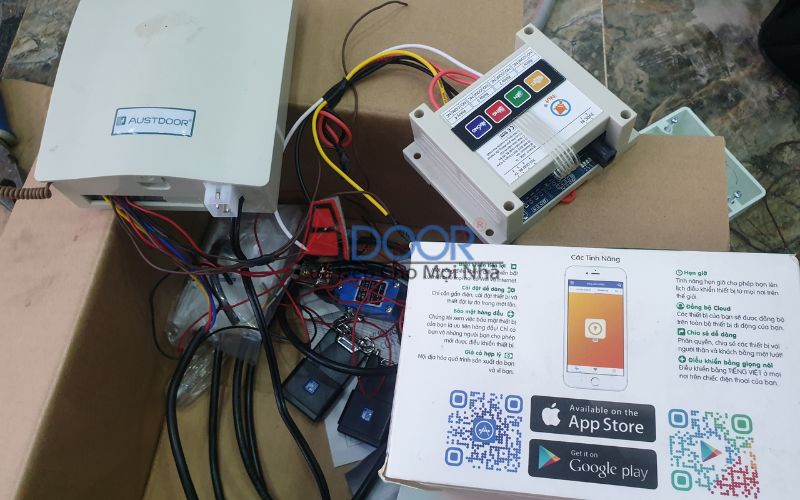 Hệ thống điều khiển cửa cuốn thông minh hỗ trợ remote và smartphone tiện lợi an toàn
