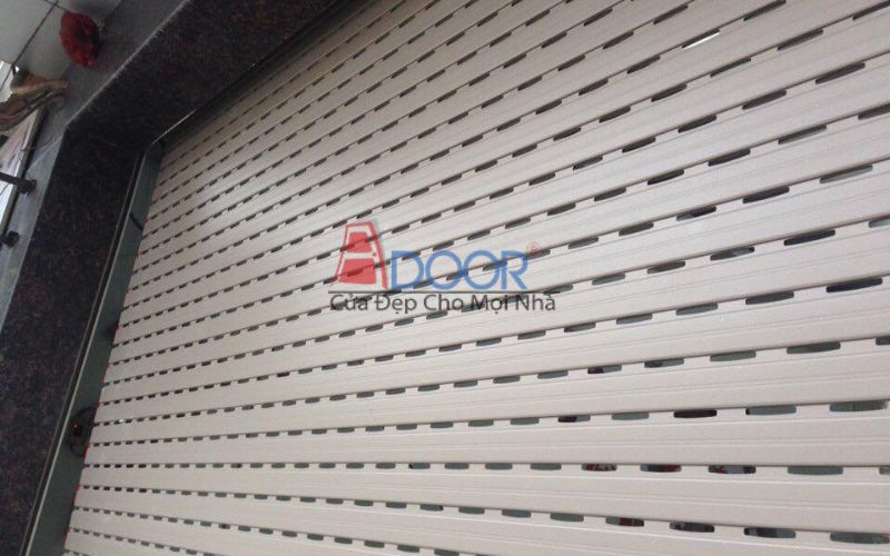 Cửa cuốn Adoor chống ăn mòn, chịu mưa nắng nhờ lớp phủ bảo vệ cao cấp