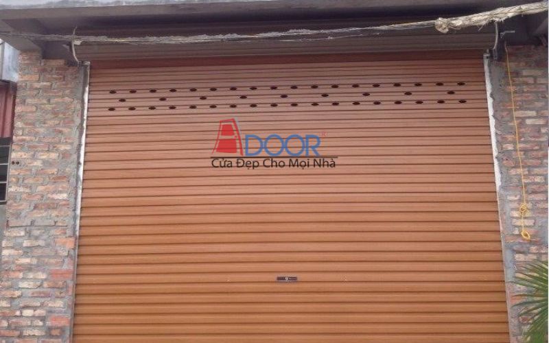 Cửa cuốn vân gỗ sang trọng, phù hợp biệt thự và showroom