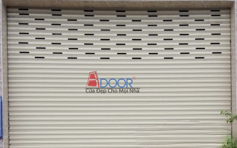 Cửa cuốn khe thoáng Adoor lấy sáng tự nhiên cho nhà phố