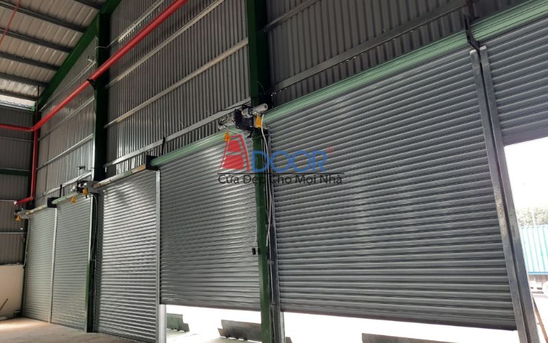 Cửa cuốn với vật liệu thép mạ kẽm sơn tĩnh điện, độ bền cao, vận hành êm ái và bền bỉ suốt nhiều năm