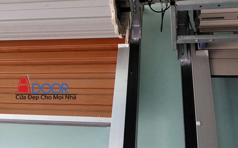 ửa cuốn giả gỗ Adoor vẻ đẹp sang trọng, gần gũi