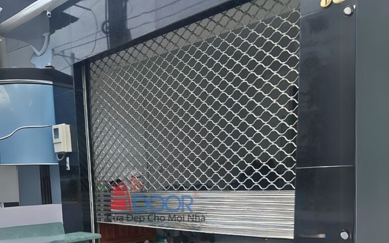 Cửa cuốn lưới mắc võng được lắp đặt tại Đồng Hới – giải pháp an toàn và thông thoáng cho cửa hàng