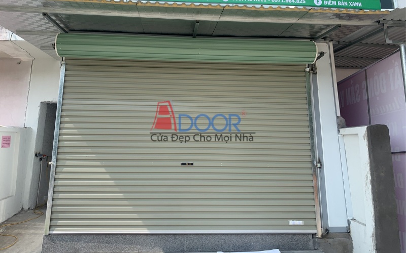 Cửa cuốn tấm liền màu xanh hiện đại