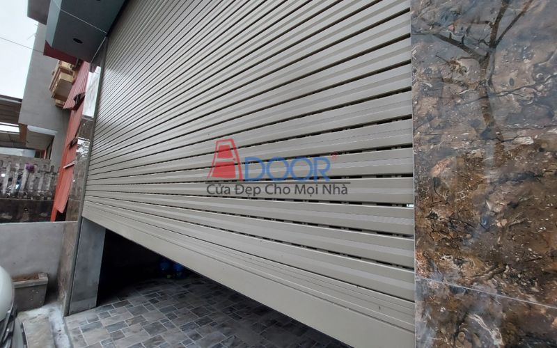 Cửa cuốn thiết kế khe thoáng được sử dụng tại các hộ gia đình