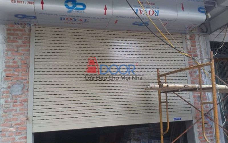 Cửa cuốn khe thoáng Adoor – thiết kế hiện đại, thông thoáng, phù hợp khí hậu ven biển